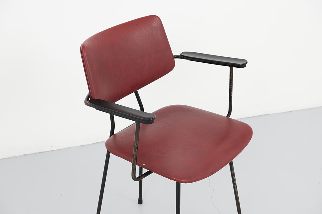 Chaise Kembo simili cuir bordeaux avec accoudoirs