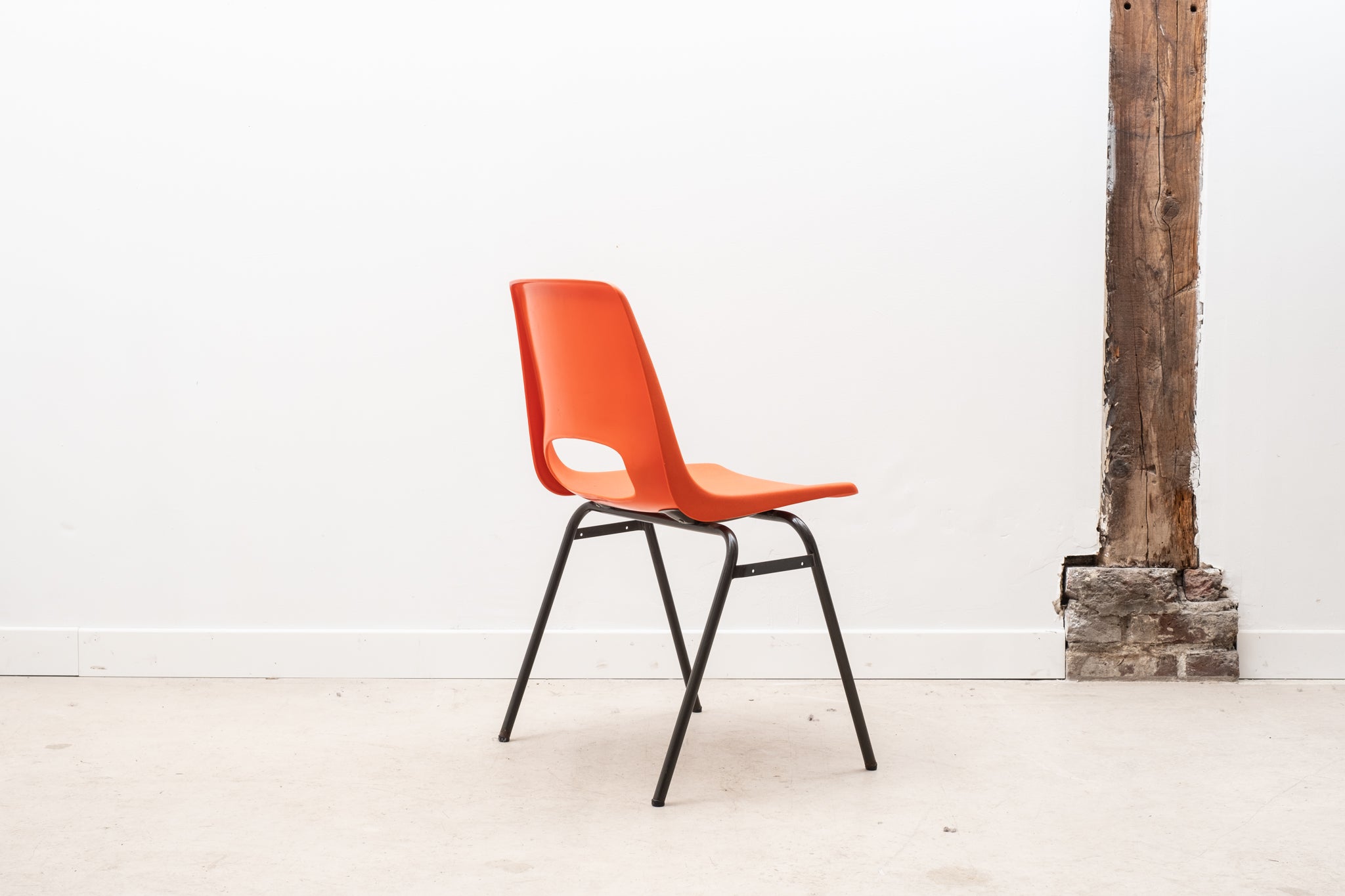 Chaise de terrasse en plastique orange et noir