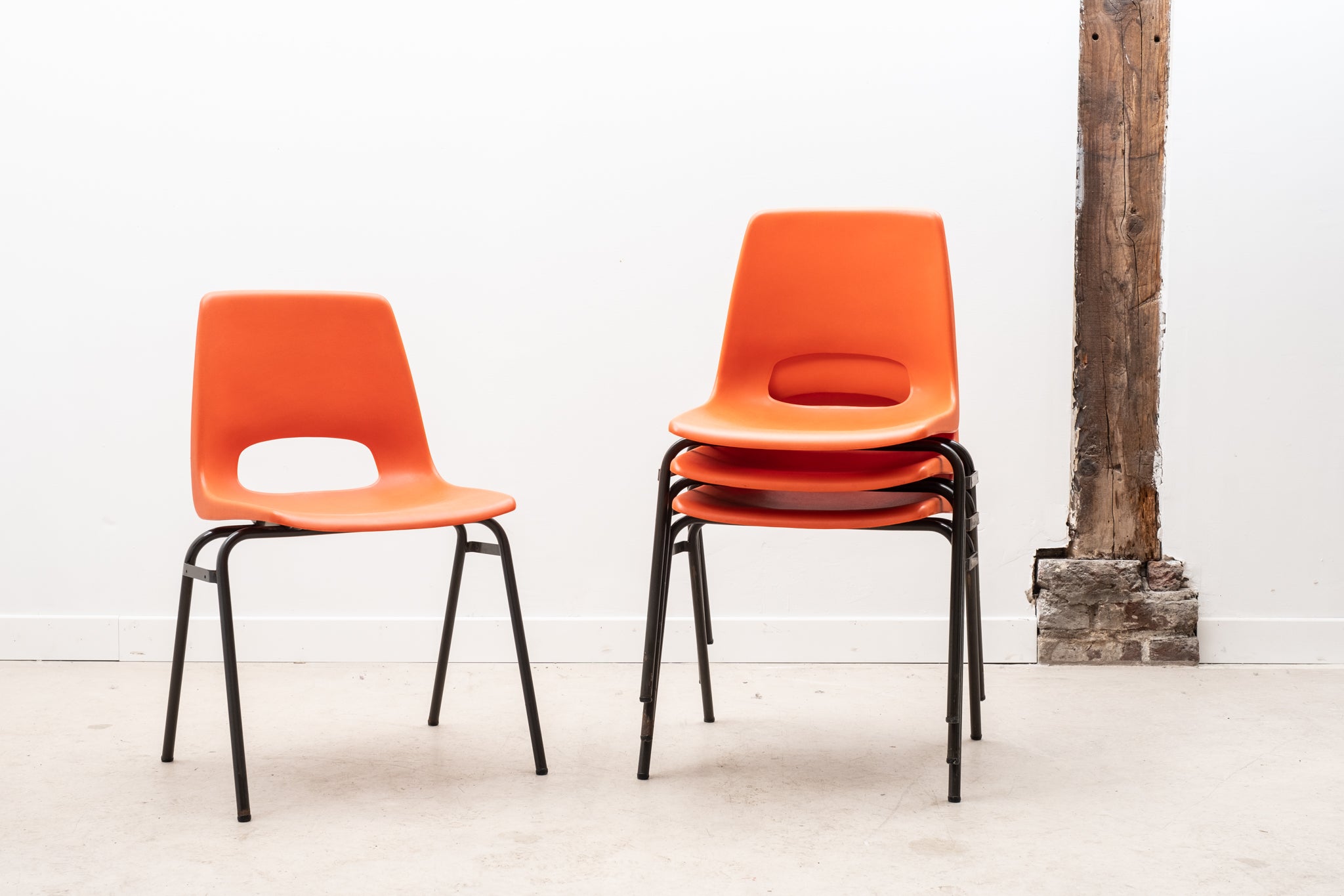 Chaise de terrasse en plastique orange et noir