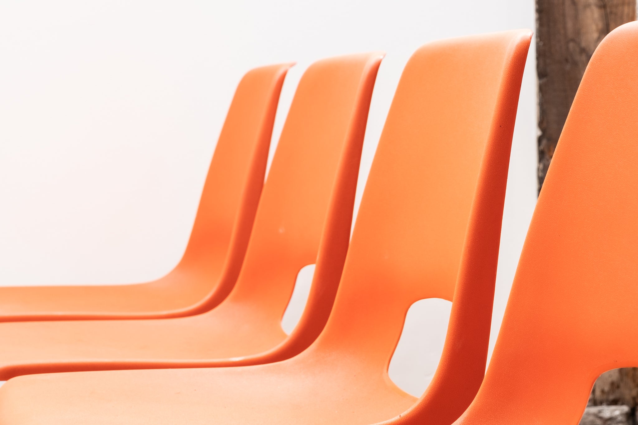 Chaise de terrasse en plastique orange et noir