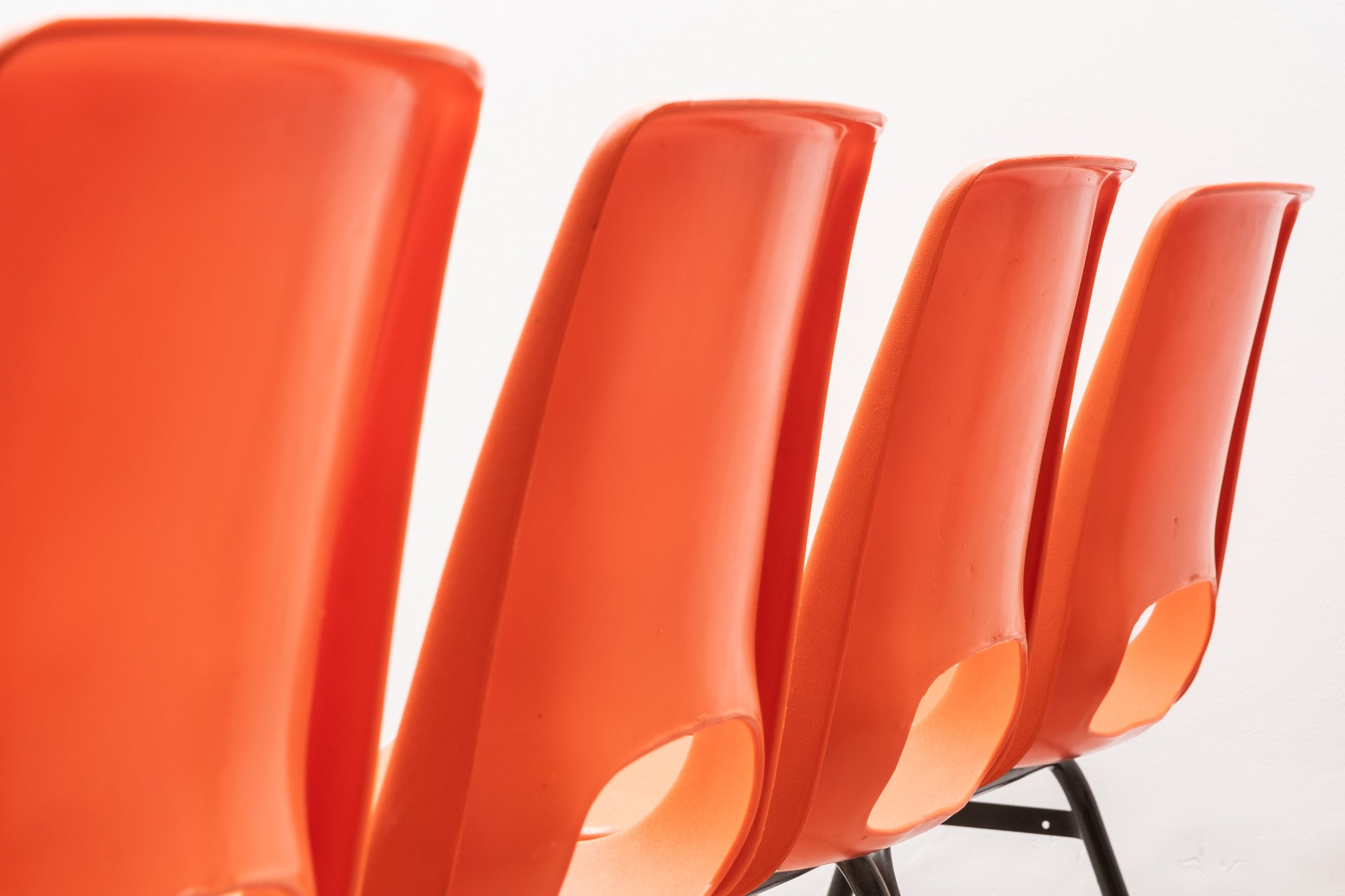 Chaise de terrasse en plastique orange et noir