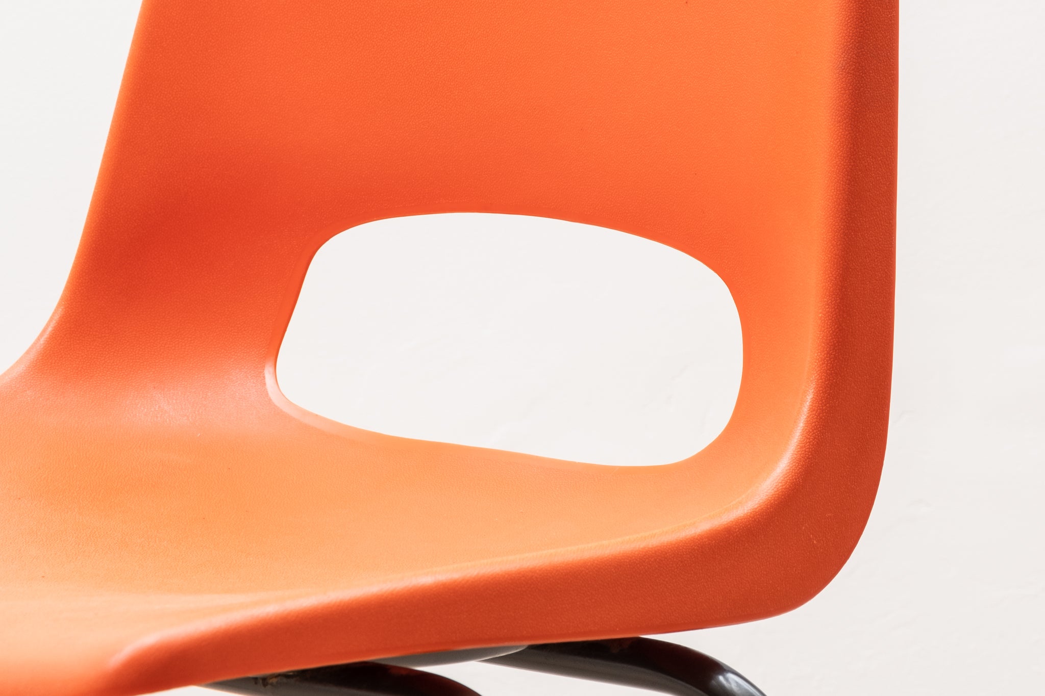 Chaise de terrasse en plastique orange et noir