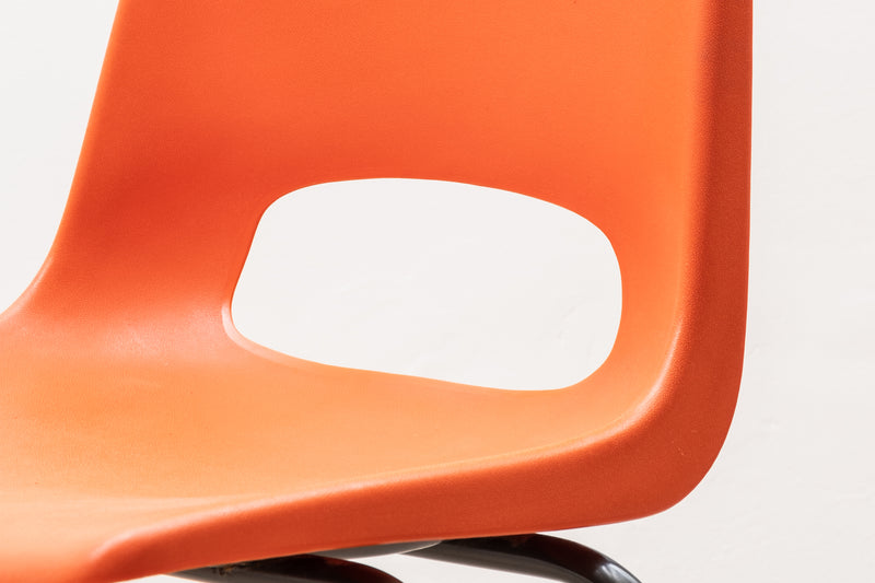 Chaise de terrasse en plastique orange empilable