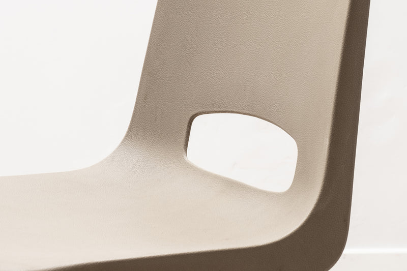 Chaise de terrasse en plastique gris empilables