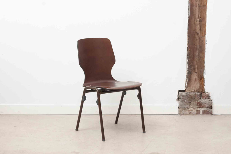Chaise vintage empilable avec coque échancrée chêne / marron
