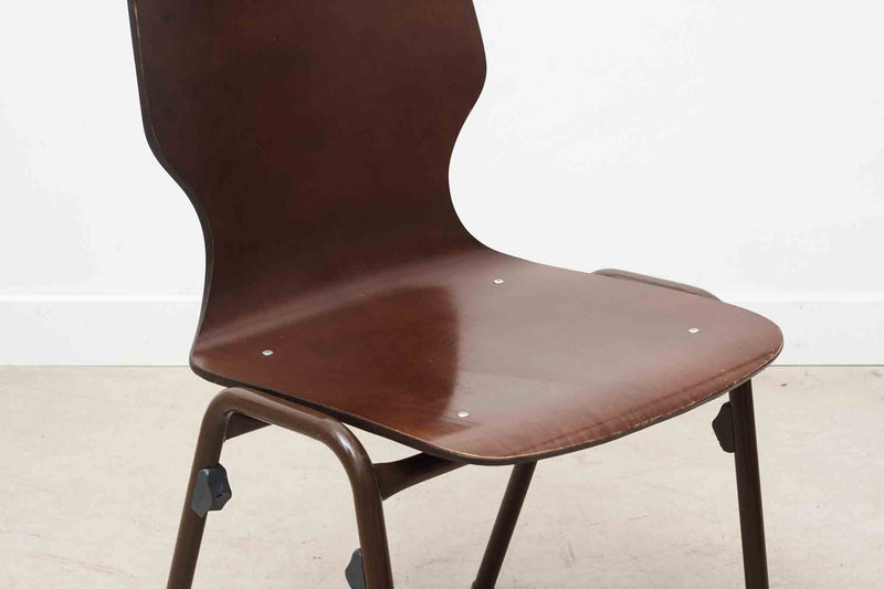 Chaise vintage empilable avec coque échancrée chêne / marron