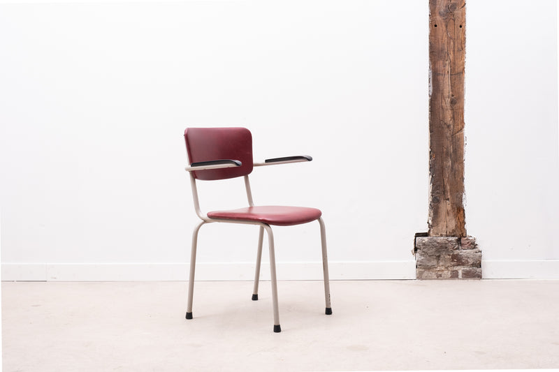 Chair with armrests in burgundy faux leather