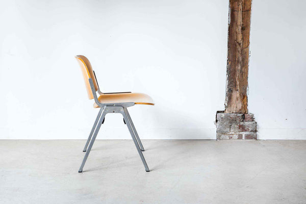 Chaise vintage en bois empilable style Castelli 106