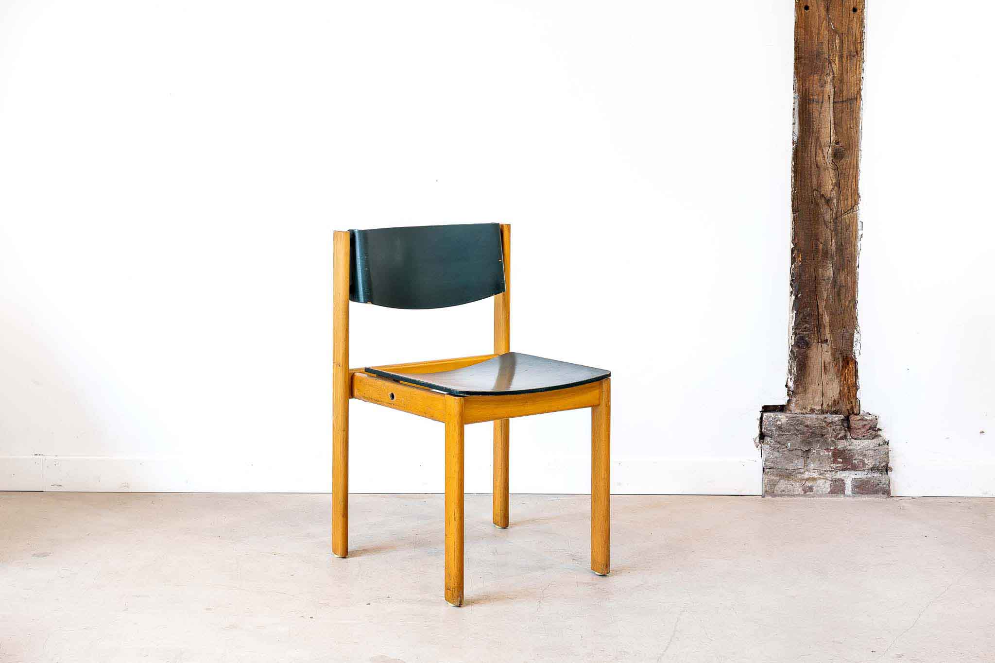 Chaise empilable en bois courbé années 70