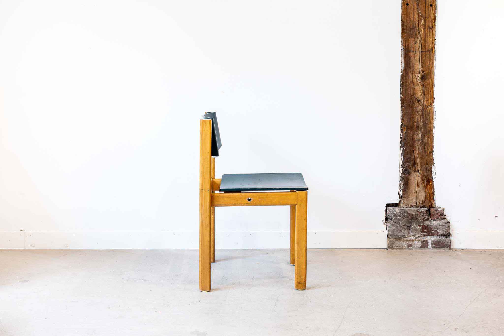 Chaise empilable en bois courbé années 70