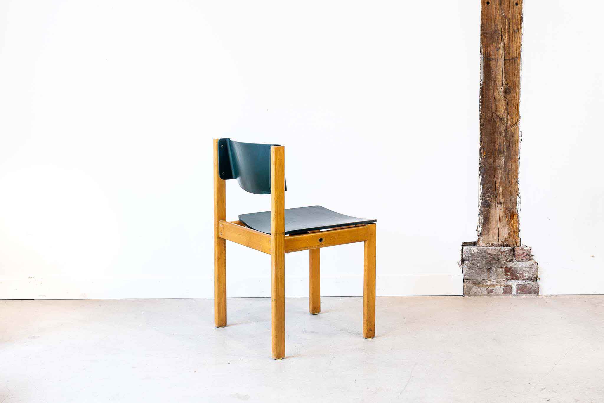 Chaise empilable en bois courbé années 70