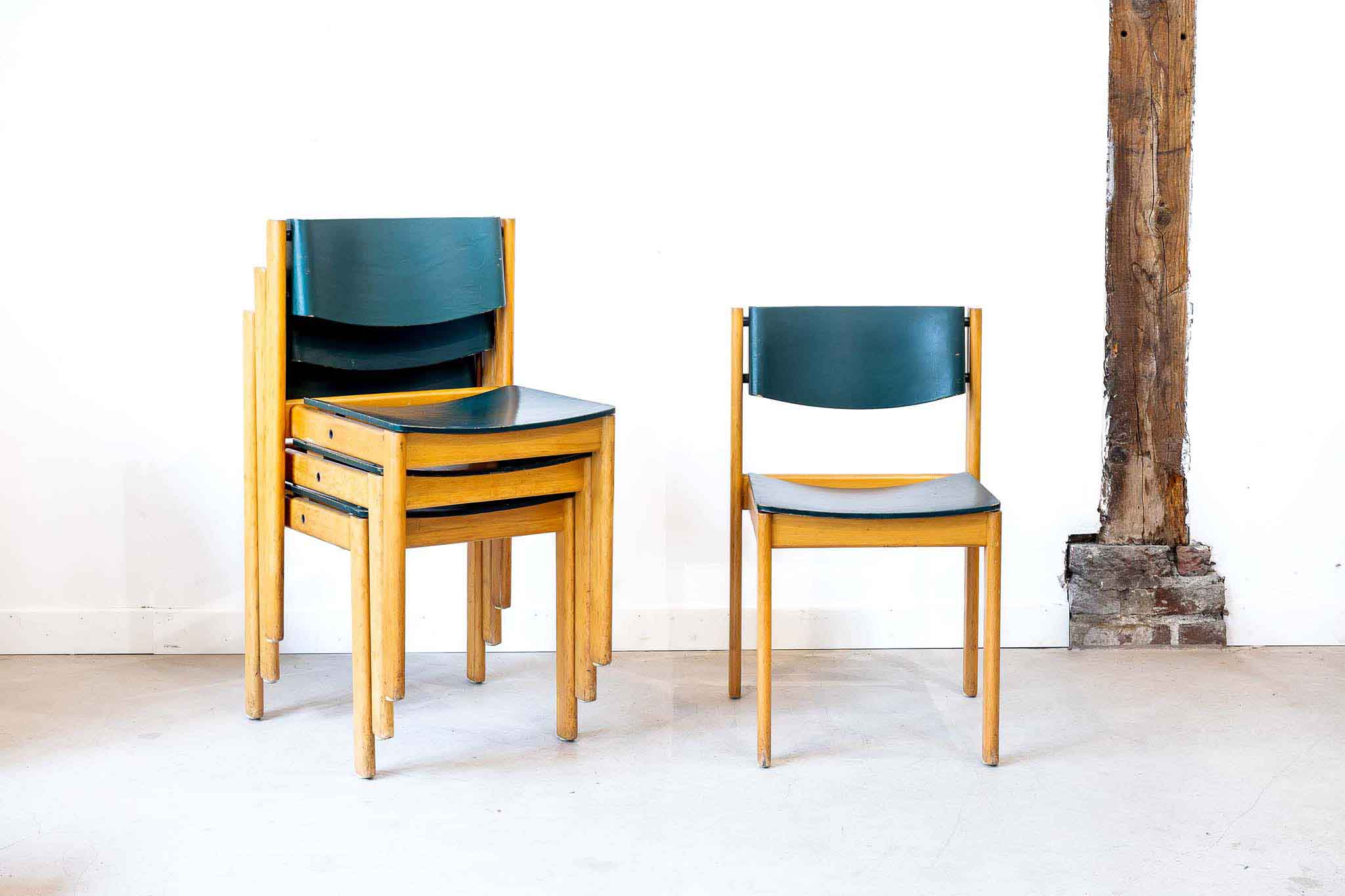 Chaise empilable en bois courbé années 70