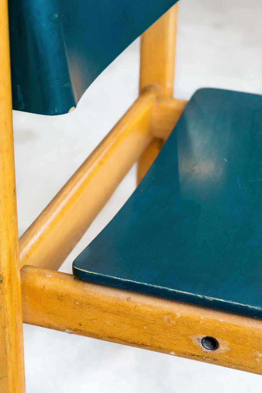 Chaise empilable en bois courbé années 70