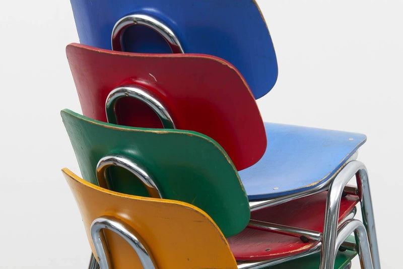 Chaises écolier multicolores - Cartel de Belleville mobilier vintage paris
