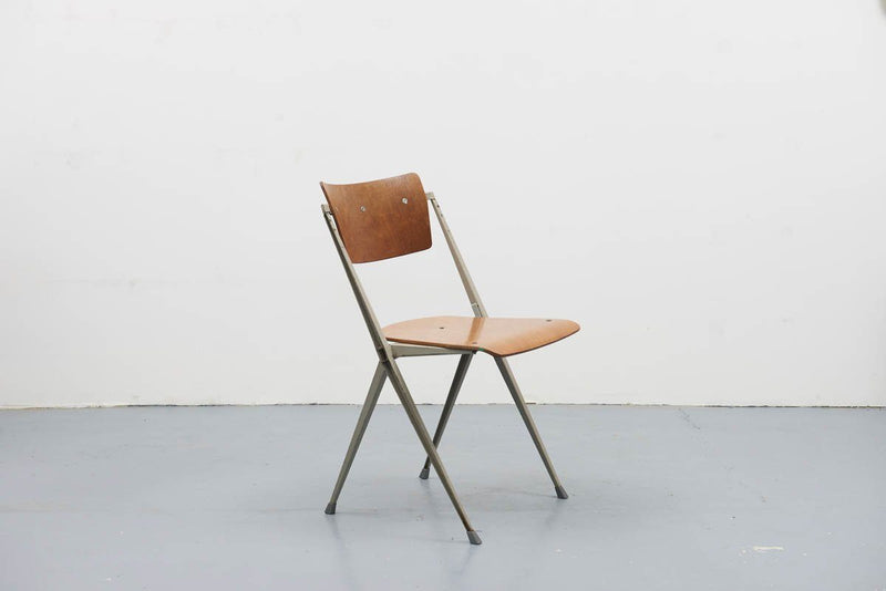 Pyramid chairs de Wim Rietveld pour Ahrend de Circkel 1960 - Cartel de Belleville mobilier vintage paris