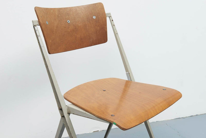 Pyramid chairs de Wim Rietveld pour Ahrend de Circkel 1960 - Cartel de Belleville mobilier vintage paris