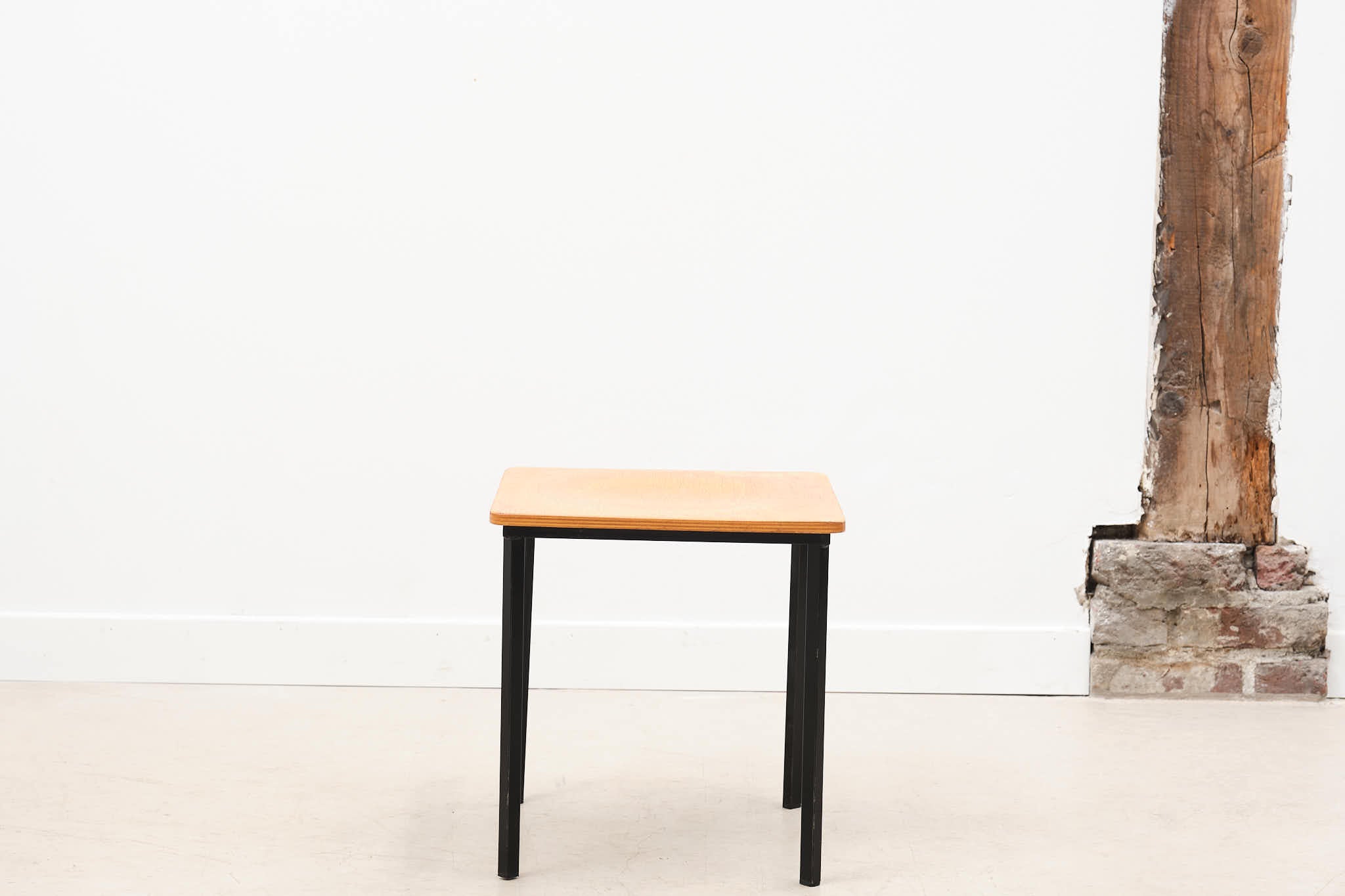Table d'appoint moderniste