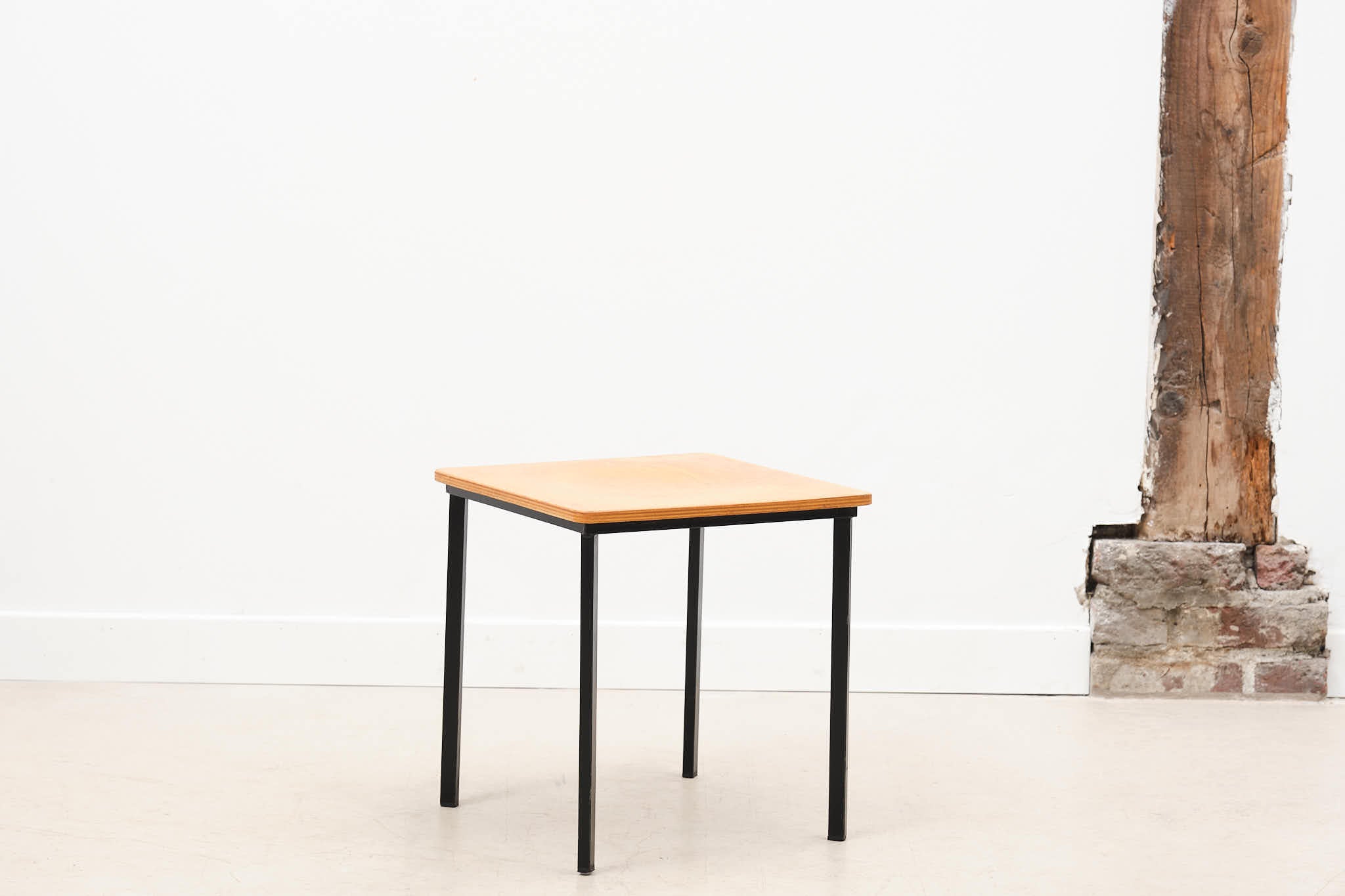 Table d'appoint moderniste