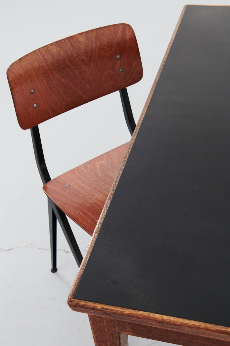 Bureau en bois avec plateau noir