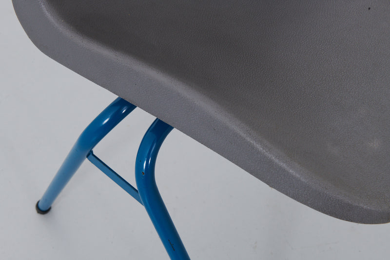 Chaise Vepa grise avec piètement bleu ou rouge